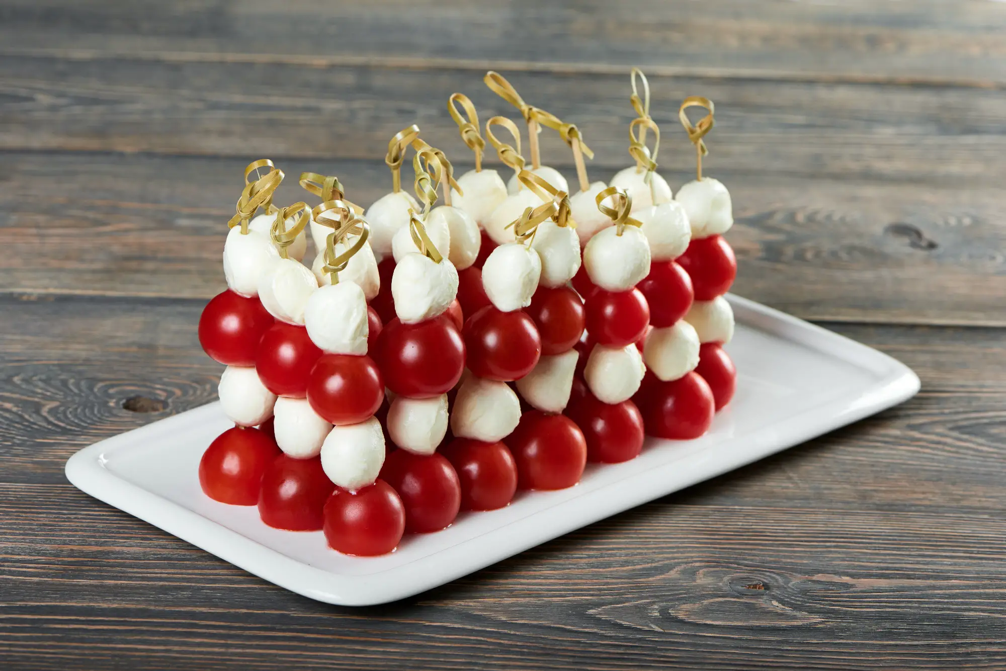 close-up-shot-plate-with-delicious-appetizers-cherry-tomatoes-served-with-mozarella-cheese-wooden-table-italian-traditional-food-eating-vegetables-healthy-diet-menu-restaurant